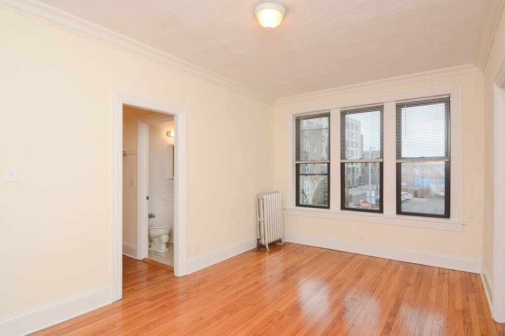 Building Photo - 2704 N Sawyer Ave