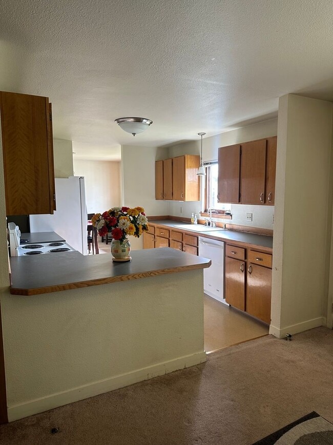 Building Photo - Partially furnished/heat included/4 bedroom