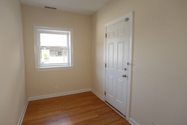 Building Photo - 3213 N Clifton Ave