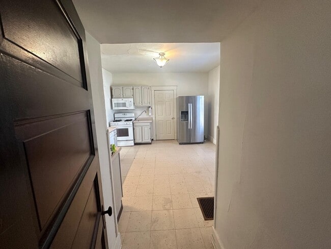 Building Photo - 21 Anderson Ave