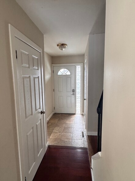 Building Photo - 489 Madison Dr