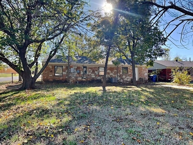 Building Photo - 2101 Westchester Dr