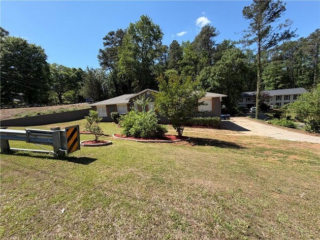 Building Photo - 3336 Camelot Dr NE