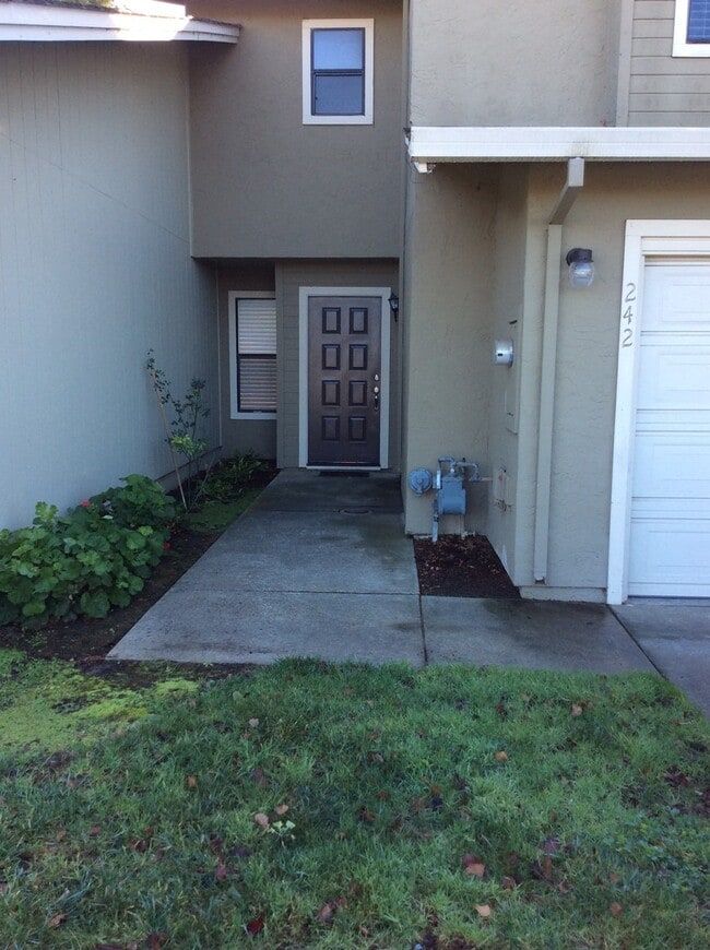 Building Photo - Welcome to your newly remodeled townhome!