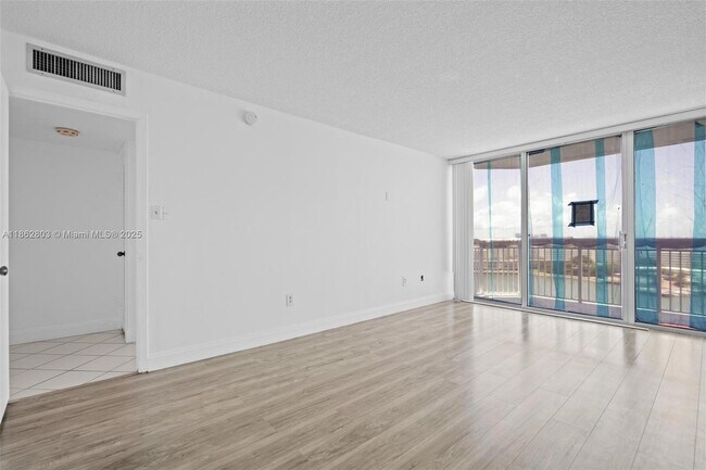 Building Photo - 18081 Biscayne Blvd