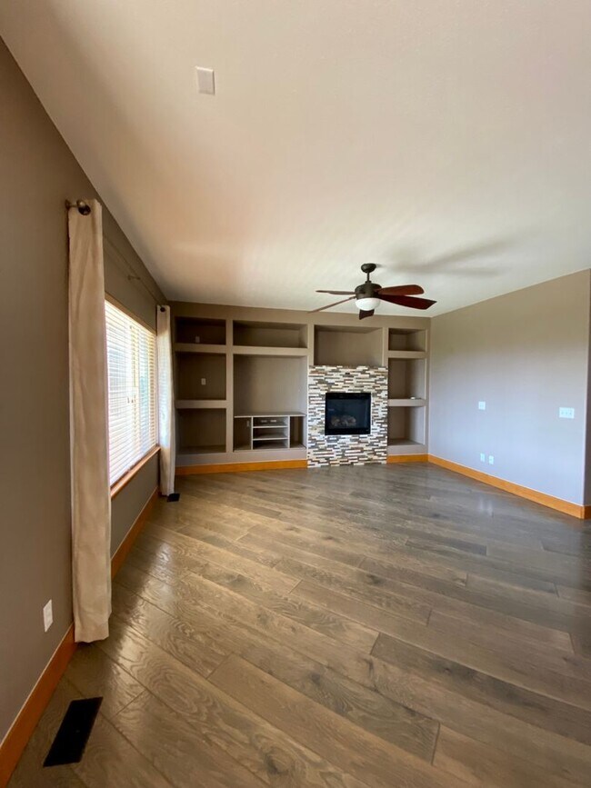 Building Photo - Immaculate 4 bed 3.5 Bath with Mountain Views and Unique Amenities!  Pet Friendly! Desirable 80922!