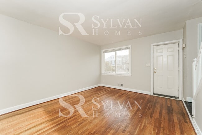 Building Photo - The living is easy in this 3 bedroom, 1.5 bathroom townhome