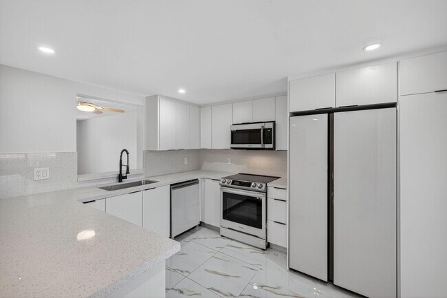 Building Photo - 14375 Strathmore Ln