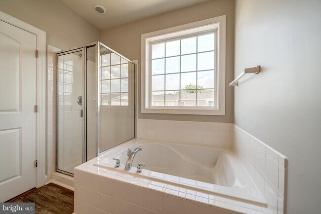 Building Photo - 15970 Greymill Manor Dr
