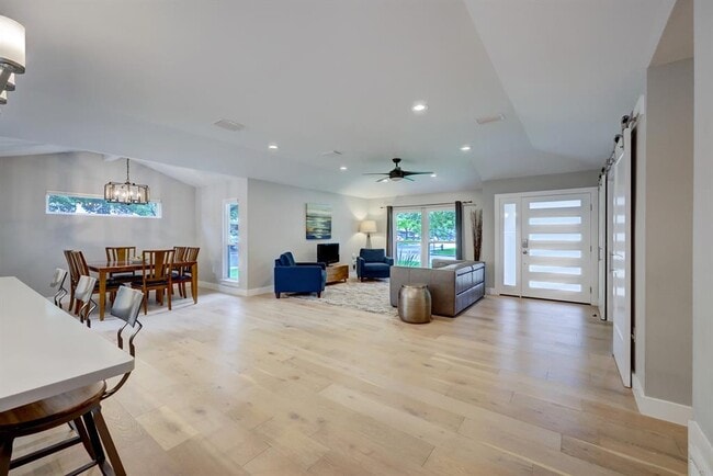 Building Photo - 2500 Pinewood Terrace