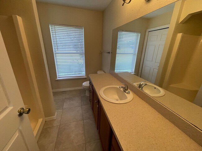 Building Photo - 3 Bed/2 Bath SFH in Silver Spring Shores! AVAILABLE NOW!