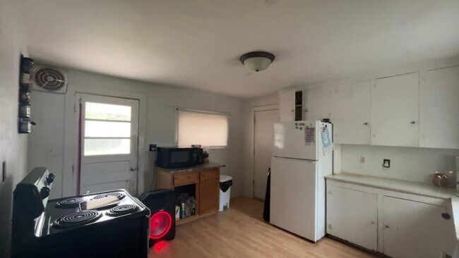 Building Photo - SPACIOUS 4 BEDROOM HOME READY TO WELCOME YOU
