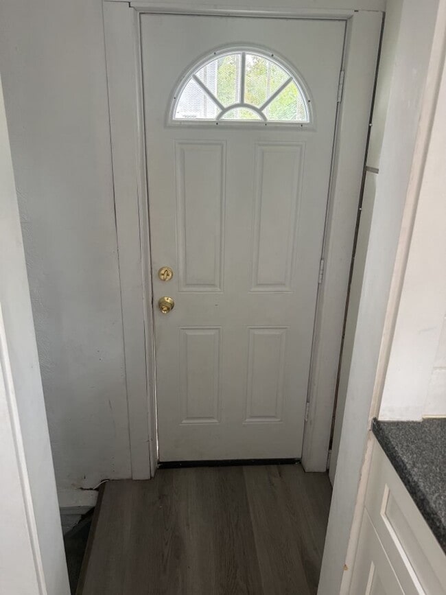 Building Photo - Charming 5-Bedroom Property in Prime Location