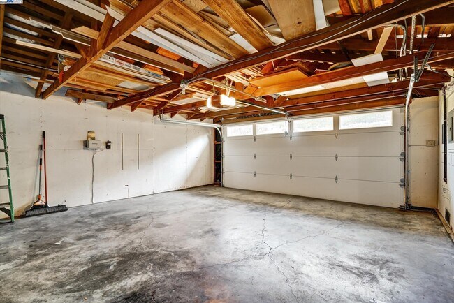 Building Photo - 613 Huntleigh Dr