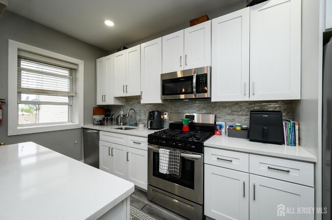 Building Photo - 569 Liberty Ave