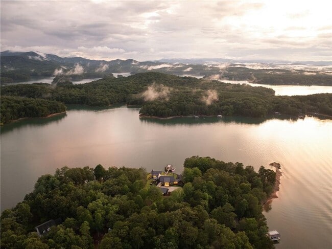 Building Photo - 725 Rocky Point Dr