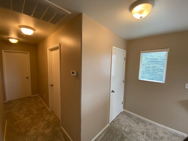 Building Photo - Spacious Two Story Home in SW Visalia comi...