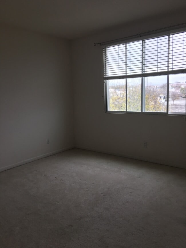 Building Photo - End unit ownhouse with garage walking dist...