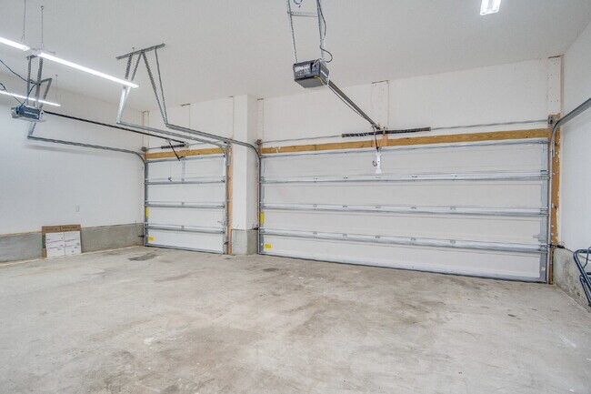 Building Photo - Deer Run 4-Bedroom Rental with 3-Car Garag...