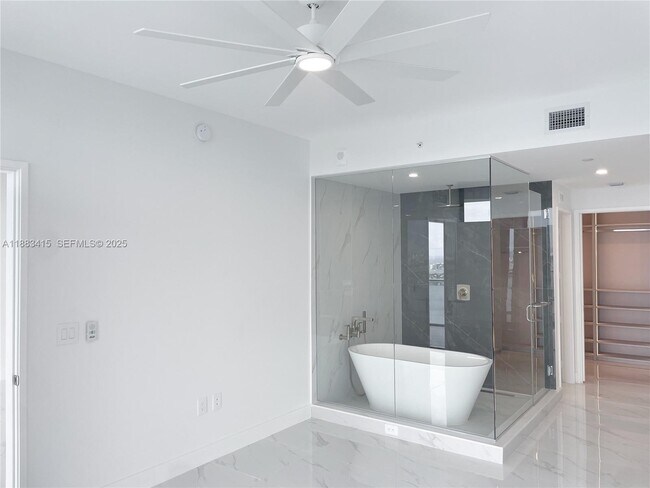 Building Photo - 700 NE 24th St