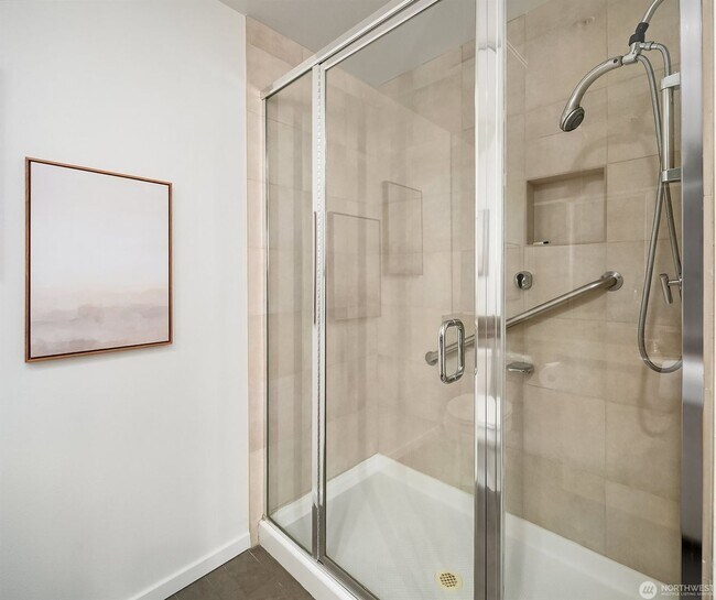 Building Photo - 2Bd/1.75Ba Bellevue Condo