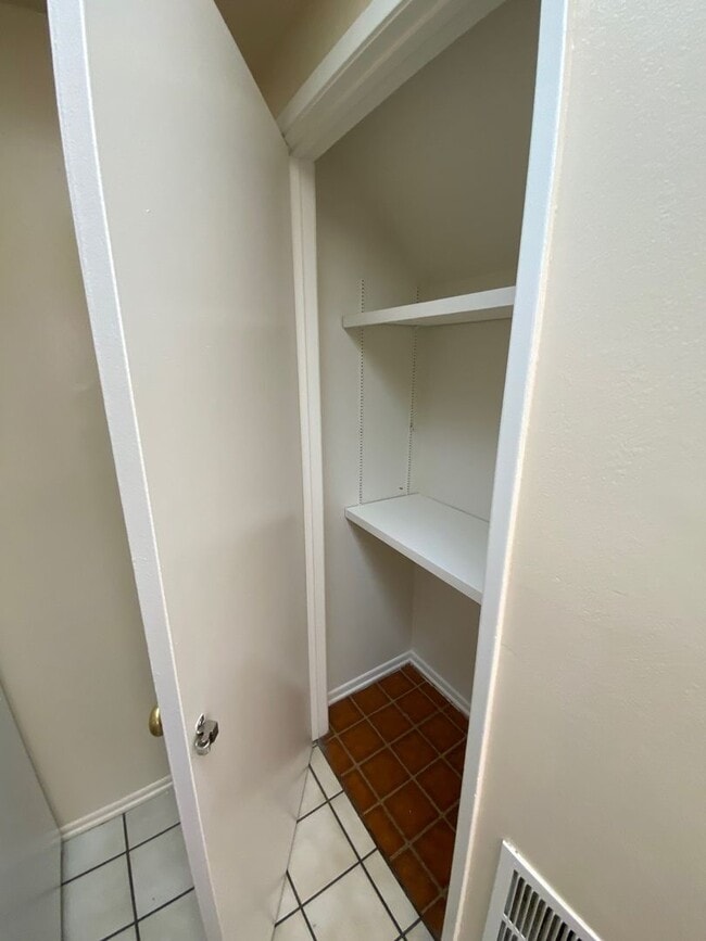 Building Photo - Affordable 2 bedroom townhouse - Simi Valley