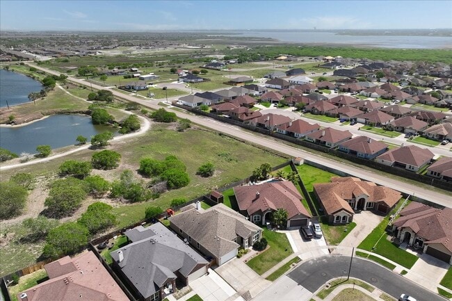 Building Photo - 7522 S Lake Dr