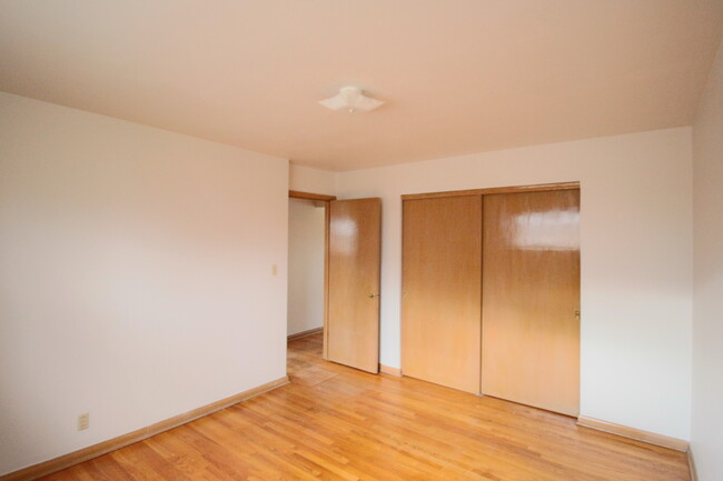 Building Photo - APPLY NOW! Cozy 2 Bedroom Lower Apartment ...