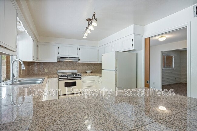 Building Photo - 3534 N Palmer Dr