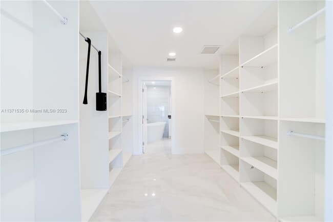 Building Photo - 5721 Bayview Dr