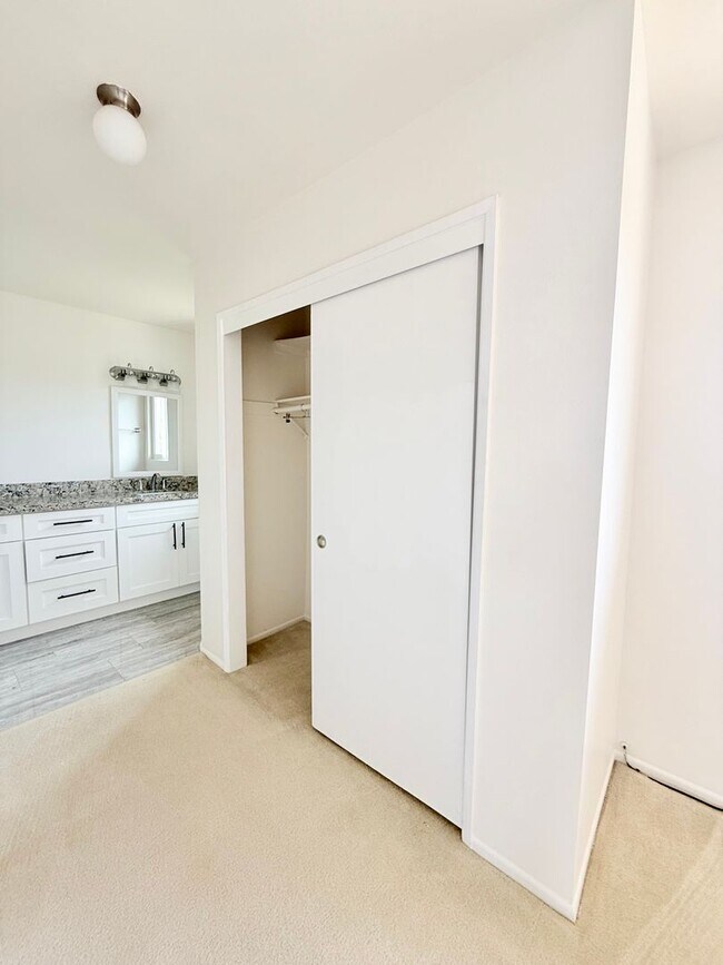 Building Photo - 3Bed/3Bath House Plus Office in South Torr...