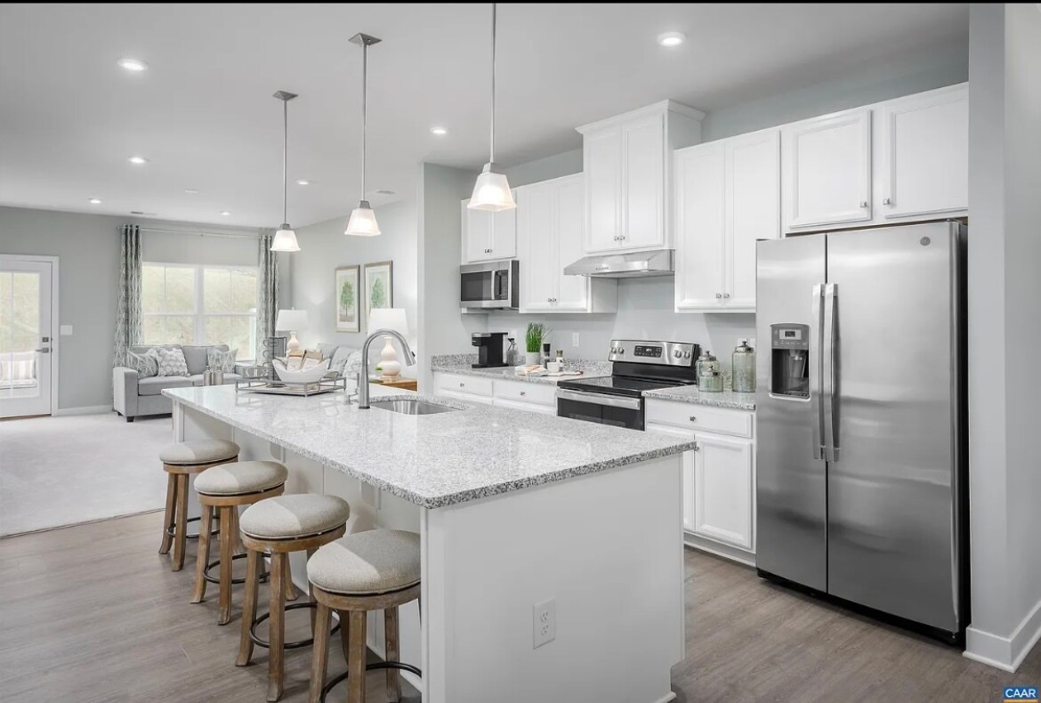 Building Photo - 736 Empire St