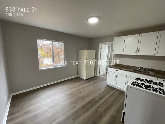 Building Photo - One bedroom one bathroom second level apar...