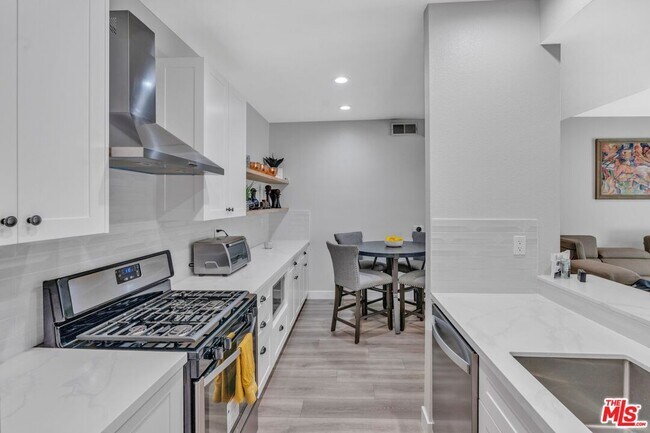 Building Photo - 433 E Tamarack Ave