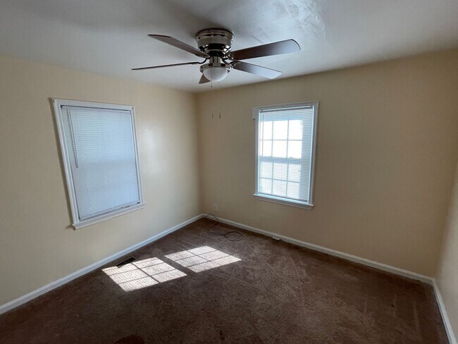 Building Photo - 2 Bedroom House - Section 8 Accepted