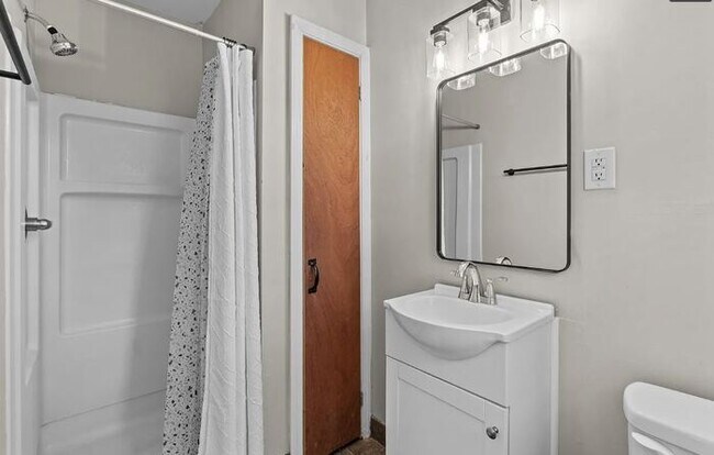 Building Photo - Furnished Mid Term Rental