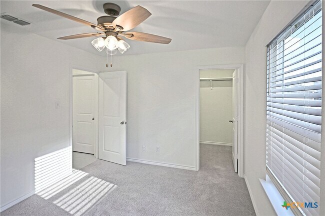 Building Photo - 512 Dakota Crk