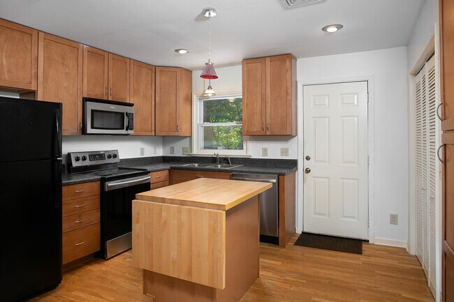 Building Photo - Spacious 1 Bedroom Duplex close to UNC Campus - Updated, Pet Friendly, Private Wooded Lot!