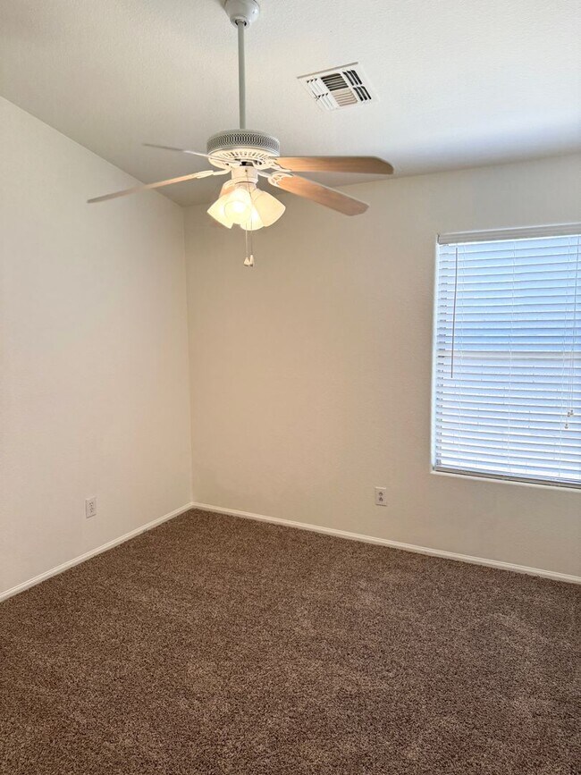 Building Photo - Fantastic 4 Bedroom/2 Bath Single Level Ho...
