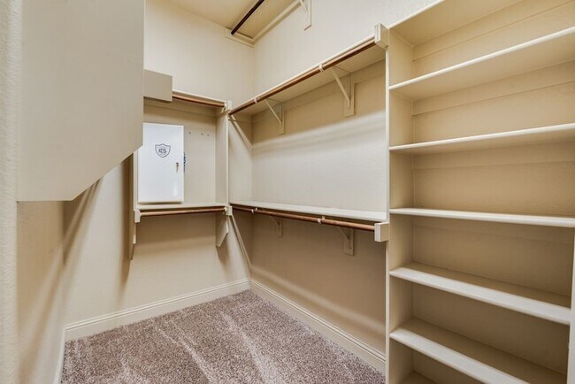 Building Photo - 929 Lake Meadow Ln