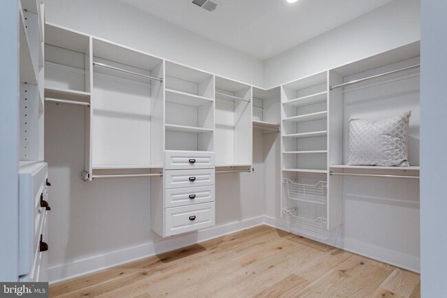 Building Photo - 5615 McLean Dr
