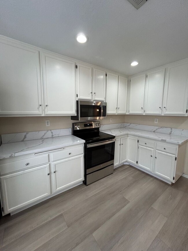 Building Photo - Bright, spacious townhouse located in UTC area, convenient to shopping and public transportation.