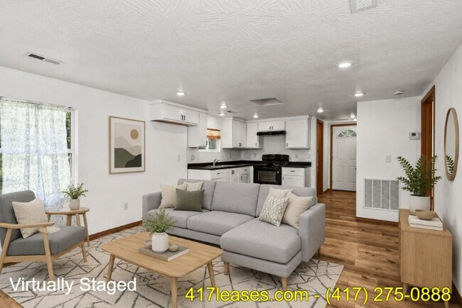 Building Photo - 2518 N Weller Ave
