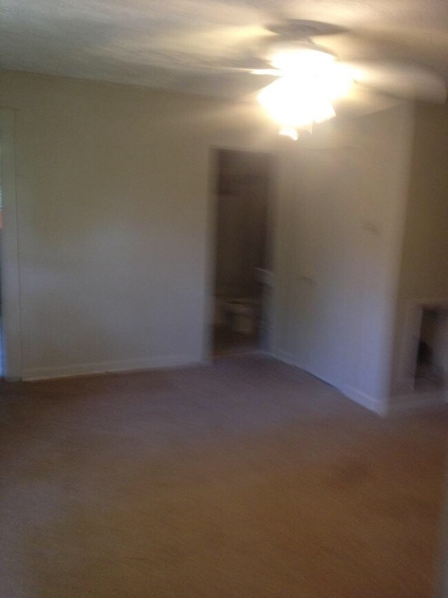 Building Photo - **AVAILABLE NOW**1 Bedroom /  1 Bathroom D...