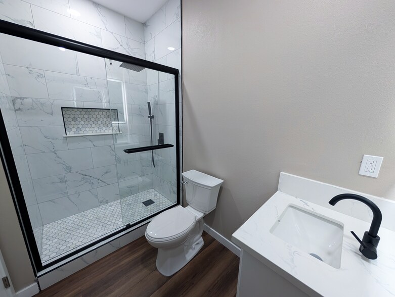 Building Photo - 14962 Lambert Rd