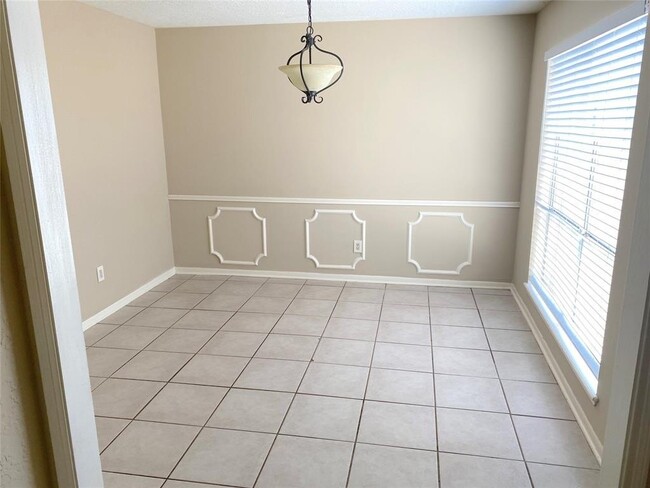 Building Photo - 323 Maybrook Dr