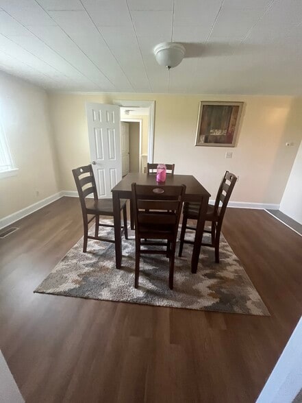 Dining area - 465 Meadstown Rd
