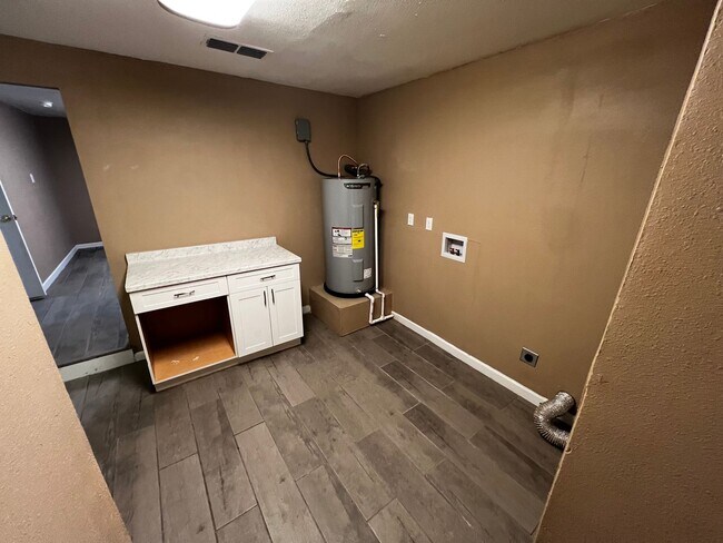 Building Photo - 2036 S Roosevelt Rd 6