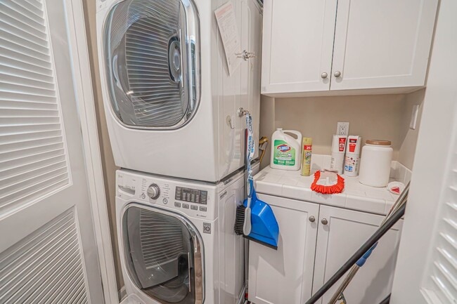 Building Photo - Unique 4-Bedroom, 3-story Live/Work Townhouse in the lushly landscaped Villa Metro Community!