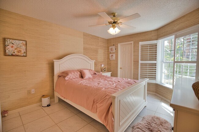 Building Photo - Seasonal Short-Term 3 Bedroom 3 Bathroom Home in The Patio Homes of Chestnut Creek!